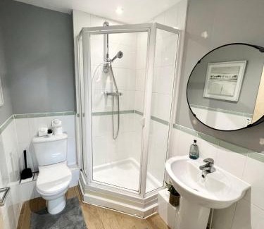 East Acton Apartment | Modern 2 bed 2 bath opp tube station