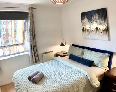 East Acton Apartment | Modern 2 bed 2 bath opp tube station