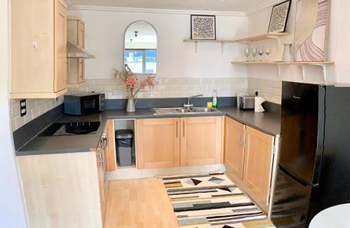 East Acton Apartment | Modern 2 bed 2 bath opp tube station