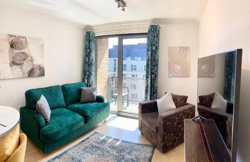 East Acton Apartment | Modern 2 bed 2 bath opp tube station