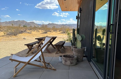 Joshua Tree House | Modern 2 Bed 2 bath House near downtown Joshua Tree! Stunning views