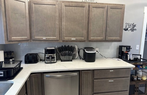 Walnut Hills Apartment | Modern 2 Bed/2 Full Bath Retreat with King Bed