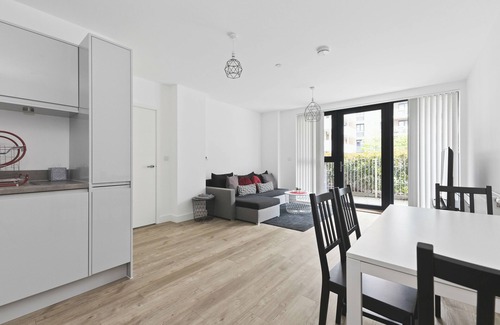 Brondesbury Park Apartment | Modern 2 Bed 2 Bath with Patio Access