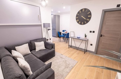 West Finchley Apartment | Modern 2-Bed, 2-Bath London Flat
