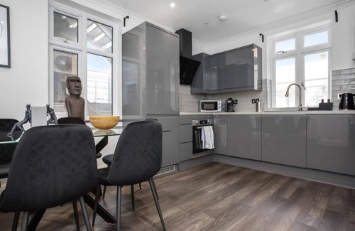 Camden Town with Primrose Hill Apartment | Modern 2 Bed Apartment in Central Camden Sleeps 6