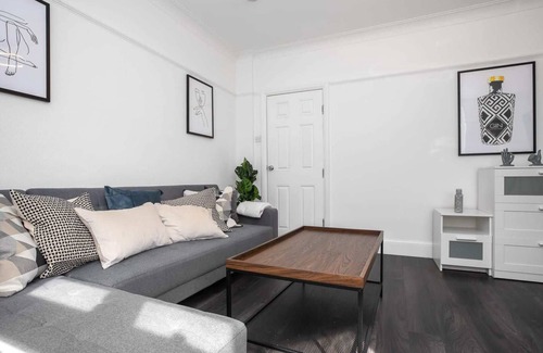 Camden Town with Primrose Hill Apartment | Modern 2 Bed Apartment in Central Camden Sleeps 6