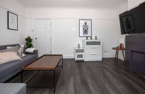 Camden Town with Primrose Hill Apartment | Modern 2 Bed Apartment in Central Camden Sleeps 6