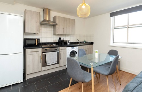 Southampton City Centre Apartment | Modern 2-Bed Apartment in City Center|Free Parking & Fast WiFi