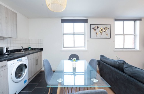 Southampton City Centre Apartment | Modern 2-Bed Apartment in City Center|Free Parking & Fast WiFi