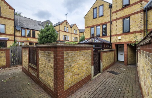Riverside House | Modern 2 bed apartment near Tower of London