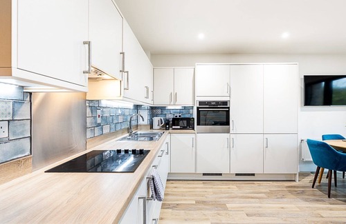 Thamesfield Apartment | Modern 2-Bed Apartment by the Thames