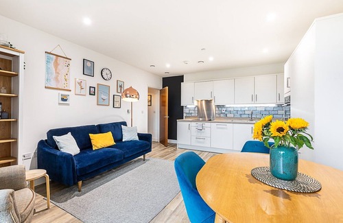 Thamesfield Apartment | Modern 2-Bed Apartment by the Thames