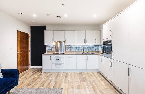 Thamesfield Apartment | Modern 2-Bed Apartment by the Thames