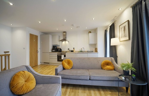 Leeds Apartment | Modern 2 Bed Apartment W/Juliet Balcony - DHB Stays
