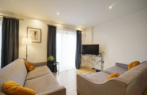 Leeds Apartment | Modern 2 Bed Apartment W/Juliet Balcony - DHB Stays