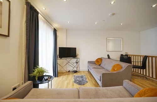 Leeds Apartment | Modern 2 Bed Apartment W/Juliet Balcony - DHB Stays
