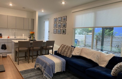South Manchaca House | Modern 2 bed/bath home in South Austin, 10 minute drive to DT and Airport