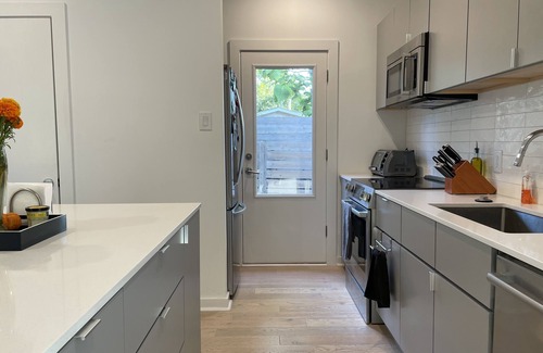 South Manchaca House | Modern 2 bed/bath home in South Austin, 10 minute drive to DT and Airport