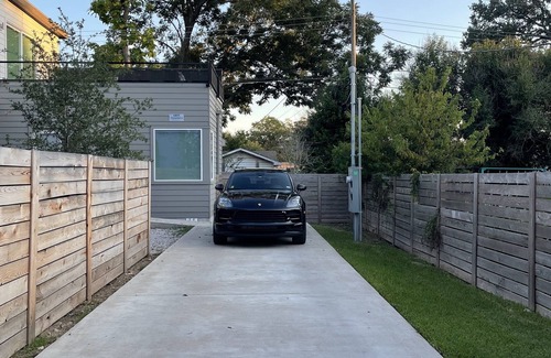 South Manchaca House | Modern 2 bed/bath home in South Austin, 10 minute drive to DT and Airport