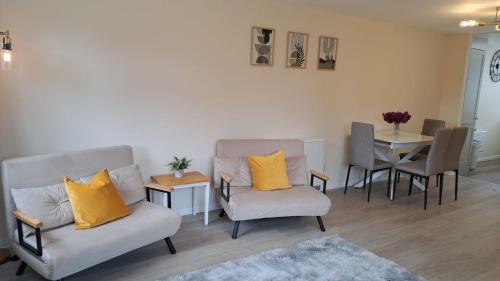 Calne House | MODERN 2 BED BUNGALOW SLEEPS 4 Pet friendly