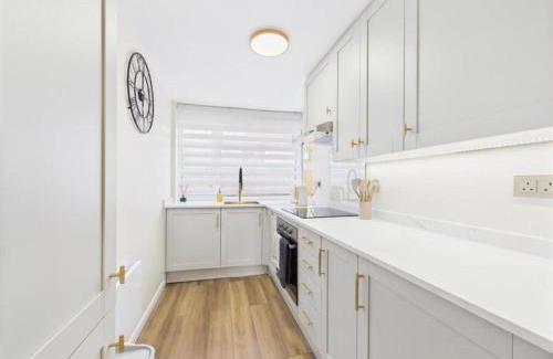 Calne House | MODERN 2 BED BUNGALOW SLEEPS 4 Pet friendly