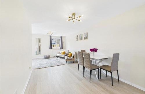 Calne House | MODERN 2 BED BUNGALOW SLEEPS 4 Pet friendly