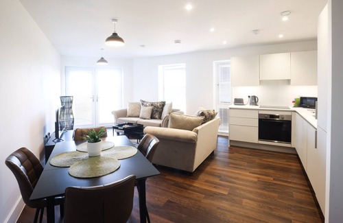 Bicester Apartment | Modern 2 bed, close to Bicester Village+ Parking