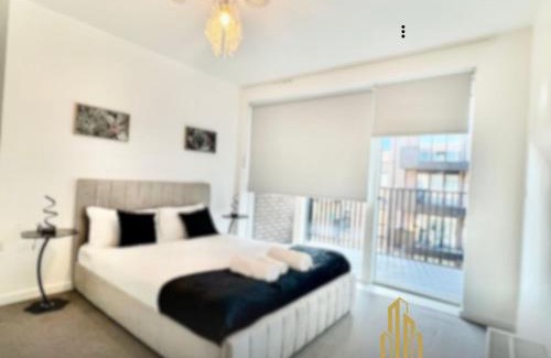 Moffat Apartment | Modern 2-Bed Flat Balcony View