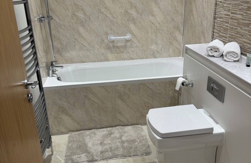 Chorlton-cum-Hardy House | Modern 2 Bed Home with Free Parking & Garden in Manchester