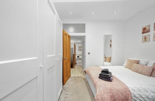Larkhall Apartment | Modern 2-Bed Home in Vibrant SW9, Great Location