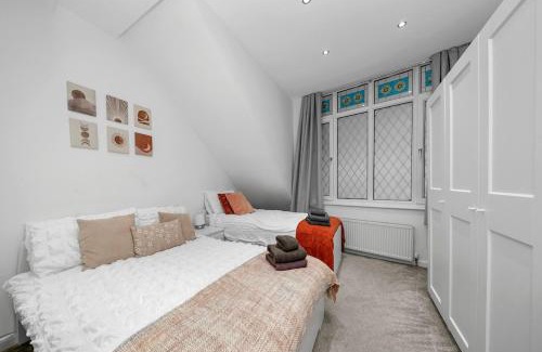 Larkhall Apartment | Modern 2-Bed Home in Vibrant SW9, Great Location