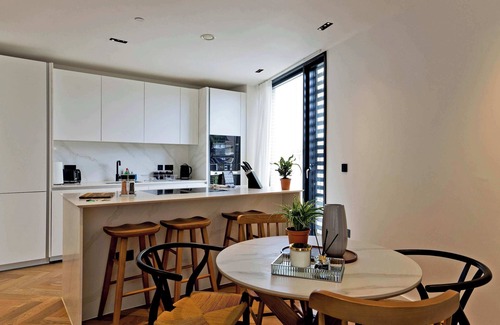 Earl's Court Apartment | Modern 2-Bed in Prime Kensington + Balcony