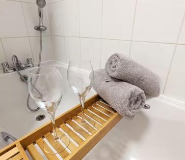 Ipswich Apartment | Modern 2-Bed in Ipswich - Free Parking & Fast WiFi