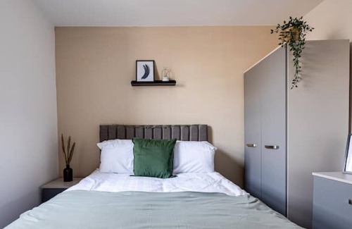 Offerton Apartment | Modern 2 Bed in Stockport Centre - Balcony Access