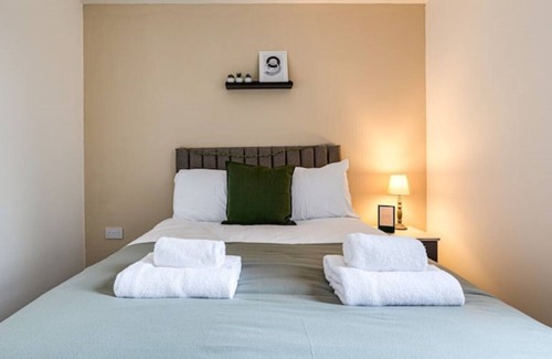 Offerton Apartment | Modern 2 Bed in Stockport Centre - Balcony Access