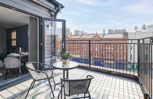 Offerton Apartment | Modern 2 Bed in Stockport Centre - Balcony Access