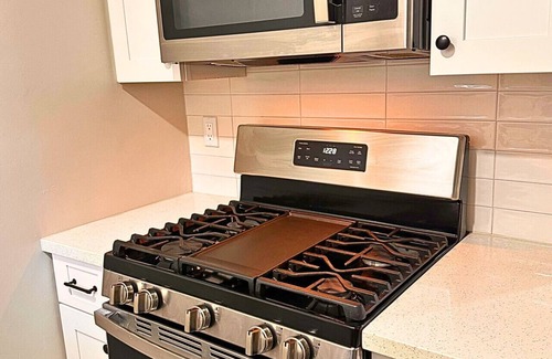 Neartown Apartment | Modern 2 Bed near Rice University