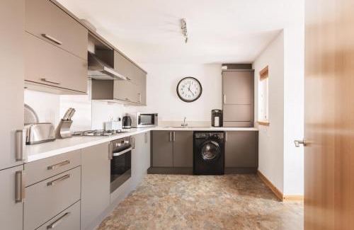 Cellardyke Apartment | Modern 2-Bed Sleeps 4 - Pet Friendly & Parking
