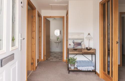 Cellardyke Apartment | Modern 2-Bed Sleeps 4 - Pet Friendly & Parking