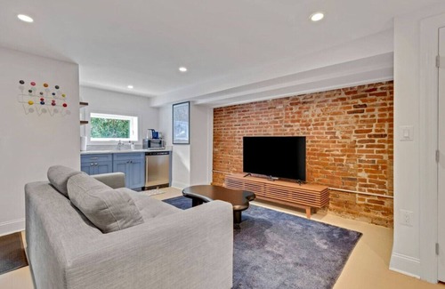 Truxton Circle Apartment | Modern 2 Bed Suite in historic townhouse w patio