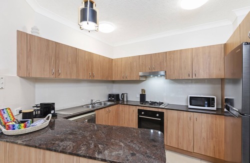 South Brisbane Apartment | Modern 2-bed Unit with Parking in South Brisbane
