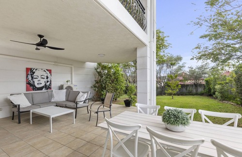 South Brisbane Apartment | Modern 2-bed Unit with Parking in South Brisbane
