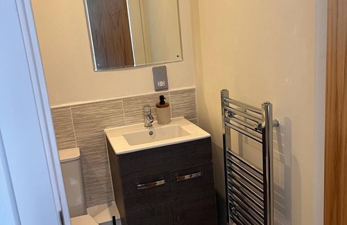 Liverpool Apartment | Modern 2-Bed Waterfront Apartment with Parking – Near Liverpool Docks
