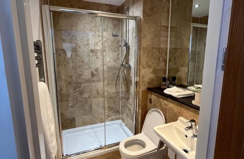 Liverpool Apartment | Modern 2-Bed Waterfront Apartment with Parking – Near Liverpool Docks