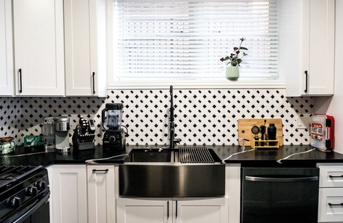 Woodlawn Condo | Modern 2-bedroom 2 -bath condo in wonderful Woodlawn Chicago.