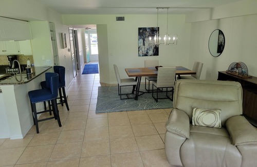 Fountain Lakes Condo | Modern 2 bedroom/2 bath condo with pool, and free golf in delightful Estero.