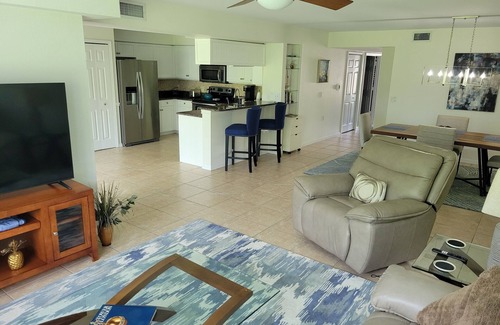 Fountain Lakes Condo | Modern 2 bedroom/2 bath condo with pool, and free golf in delightful Estero.