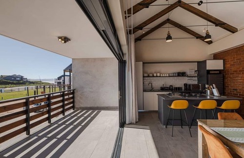 Jeffreys Bay Apartment | Modern 2-bedroom apartment in Jeffreys Bay situated in secure Beach Estate
