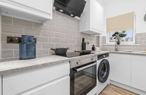 Coatbridge Apartment | Modern 2 bedroom apartment with parking and wifi.