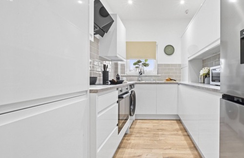 Coatbridge Apartment | Modern 2 bedroom apartment with parking and wifi.